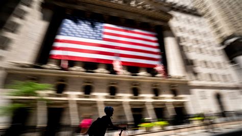 Ticker: Wall Street struggles as war worries collide with hope for stronger profits