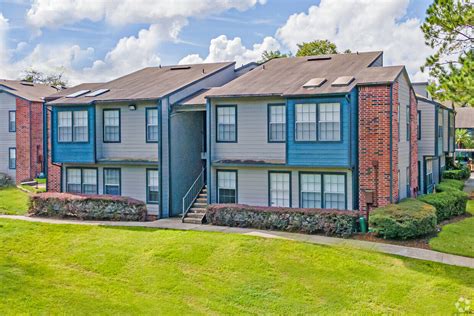 The MAA Tiffany Oaks community is a hidden treasure in Altamonte Springs, providing all the comforts of home with the convenience of a first-rate apartment community. Full-size washer/dryer, spacious kitchens, and copious storage make life feel grand.. 