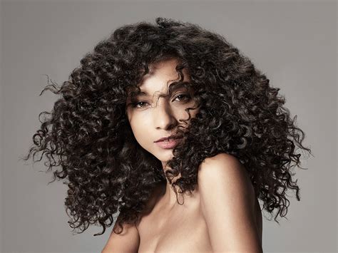 Tight curls. Hold the hair in place around the barrel of the iron for 5-10 seconds, and then release the curl. Repeat this process throughout the entire bottom layer of your hair. [2] To get big, bouncy curls, you need the curl to extend all the way to the roots. Otherwise, the style could collapse. 5. 