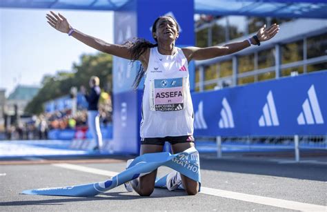 Tigst Assefa breaks the women’s marathon world record by more than 2 minutes at the Berlin Marathon
