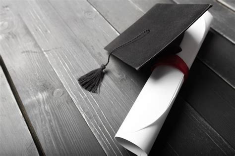 You might always think of a bachelor's degree as a four-year process, but sometimes students graduate early or take a fifth year. These differing time frames are influenced by several factors such as the university the student attends, the program they are pursuing, the classes they took in high school, and more.. 