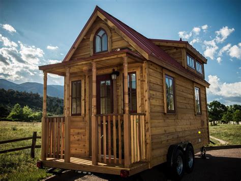 Tiny house hunters. Aug 1, 2016 · An empty nester wants a tiny house on wheels with space for all her books. Get more Tiny House Hunters here: http://www.hgtv.com/shows/tiny-house-hunters and... 