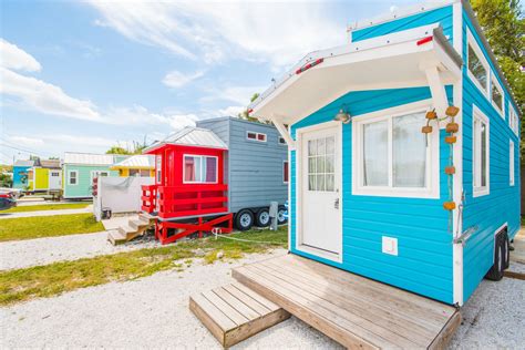 Tiny house siesta. The micro dwelling was custom-built for the Tiny House Beach Resort in Siesta Key, Florida. The 28 feet long dwelling boasts a beach-themed exterior that mimics the color and design of the area. Built on a triple-axle trailer, the Siesta Key tiny house exterior is finished in LP Lapped Smart Siding, while the interior is clad in Luxury vinyl ... 