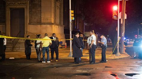Tiroteo en Filadelfia deja al menos cinco muertos: el sospechoso bajo custodia llevaba un rifle AR-15, dijo la Policía