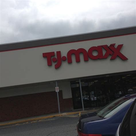 You will find TJ Maxx immediately near the intersection of Horseblock Road and Middle Island Road, in Medford, New York. By car . Just a 1 minute trip from Express Drive North, Route 112, Maine Avenue and Exit 64 (Long Island Expressway) of I-495; a 4 minute drive from North Ocean Avenue, Long Island Expressway (I-495) and Patchogue-Mount Sinai Road; or a 8 minute trip from Mill Road or Old .... 