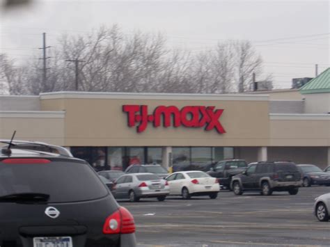 T.J.Maxx is the nation's largest off-price retailer, with more than 1,200 stores spanning 49 states and Puerto Rico. Visit our website or download the T.J.Maxx app to shop online and locate your nearest store.. 
