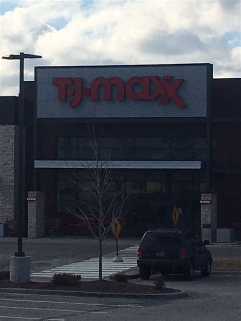 TJ Maxx Menomonee Falls, WI (Onsite) Full-Time. CB Est Salary: $16 - $35/Hour. Job Details. No experience requited, hiring immediately, appy now.Job Summary: Responsible for delivering a highly satisfied customer experience demonstrated by engaging and interacting with all customers, embodying customer experience principals and …. 