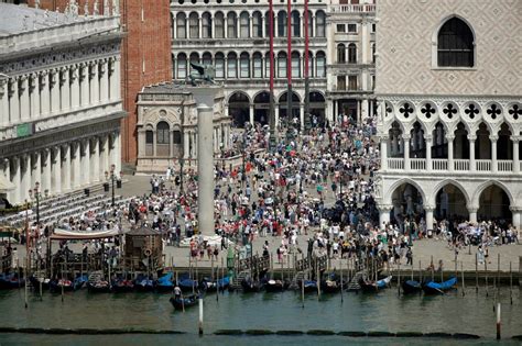 To stem crowds, Venice rolls out 5 euro day-tripper fee