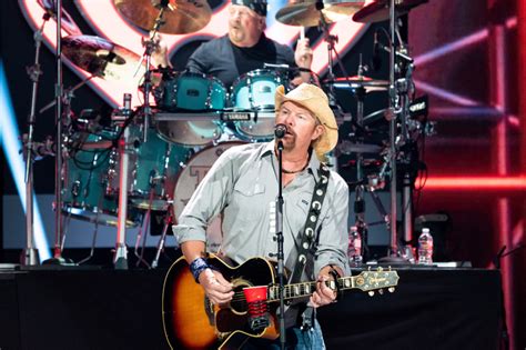 Toby Keith performs for the first time since revealing cancer diagnosis