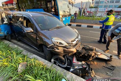 Togel singapore hari rabu 16. Alam mobil tabrak motor.