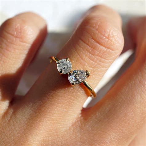 Toi et moi rings. What's the difference between moissanite and diamonds? And which of these brilliant stones wins out when it comes to the engagement ring competition? Advertisement Shopping for an ... 