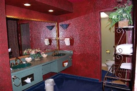 ٢٧‏/٠٩‏/٢٠١٦ ... ... toilet bowl. The bowl that was the final resting place for this icon sits in the bathroom of his Graceland mansion in Memphis, Tennessee.. 