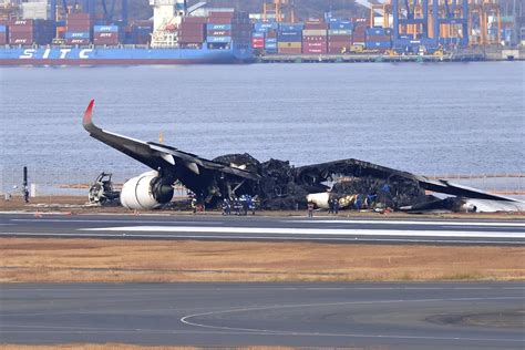 Tokyo’daki Haneda Havalimanı’nda çarpışan uçaklar alev aldı