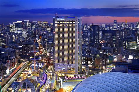 Tokyo Dome Hotel is your ideal choice as the hotel sits perfectly at the Tokyo Dome City. It’s also easily accessible to Tokyo Dome and nearby attractions. They have 1,000 guest rooms, a beauty salon, a photo studio, fitness room, and rental costume shop for every guest’s convenience..