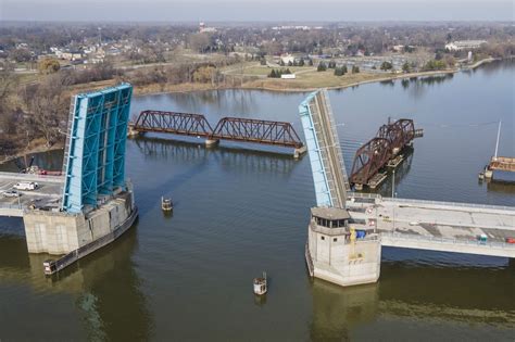 Toll bridges in bay city mi. A BAY Alert went out at 2:22 p.m. on Tuesday, Dec. 6, stating that the Veterans Memorial Bridge is stuck open indefinitely. Veterans Memorial Bridge carries M-25 across the Saginaw River. Michigan ... 