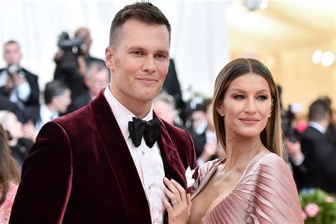 Oct 19, 2022 · Tom Brady and Gisele Bündchen first met and started dating in late 2006, when they proved it's possible to find love from a blind date. There's a fairly slim chance a lingerie model or one of the ... 