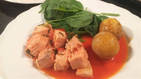 Tomat-  samt basilikainkokt lax.