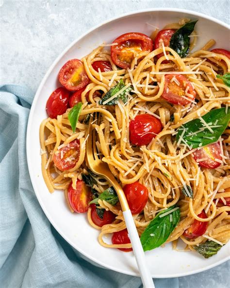 Tomato basil pasta sauce. It takes about 37 1/2 cups of a basic tomato or marinara sauce to supply enough sauce for 100 portions of dried pasta. Fresh pasta requires about 56 1/4 cups of sauce to feed 100 p... 