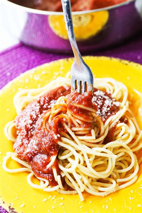 Tomato paste pasta sauce. Here are the five major reasons to add tomato paste to spaghetti: 1. Intensifies the Tomato Flavor. One of the primary reasons to add tomato paste to spaghetti sauce is to intensify the tomato flavor. Tomato paste is made from ripe tomatoes that have been cooked down and reduced to a thick, concentrated puree. 