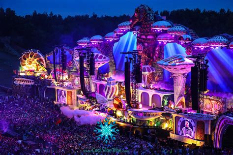 Tomorrowland party belgium. Tomorrowland (festival) Huvudscenen på Tomorrowland 2010. Tomorrowland är en belgisk musikfestival för elektronisk dansmusik, som har arrangerats årligen sedan 2005 i Boom, Belgien. Den tillhör världens största festivaler med runt 400 000 besökare, [ 1] och biljetterna säljs slut på bara några minuter. [ 2] 