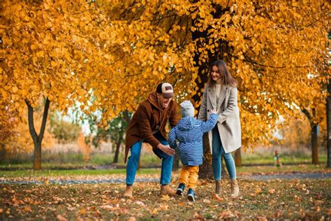 Top Locations for Fall Family Photo Sessions - LittleGuide Detroit