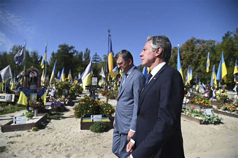 Top US diplomat visits Kyiv amid deadly airstrike in Ukraine