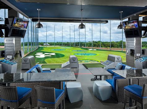 Top golf bay. The cost of a bay at Top Golf varies depending on several factors such as location, peak hours and day of the week. On weekdays before noon, prices usually range from $20-$40 per hour, per bay. During peak hours, which usually occur after 5pm or on weekends, prices can increase to upwards of $60-$80 per hour, per bay. 