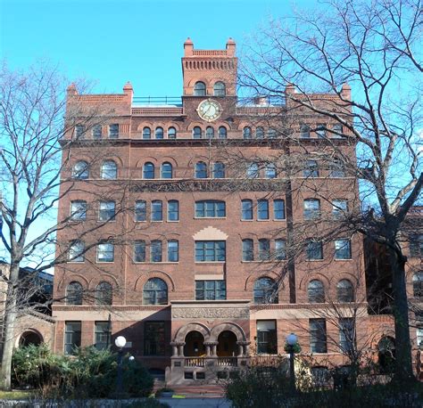 Top ranked art schools in the united states. Top 5 liberal arts colleges in the United States. 5. Wellesley College. -Despite only having about 2,400 undergraduate students, Wellesley College is home to more than 150 student clubs and organisations. -The alumni network includes politician Hillary Rodham Clinton and journalist Diane Sawyer. 