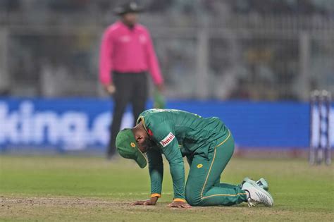 Top-order collapse and dropped catches hurt South Africa in latest Cricket World Cup heartbreaker