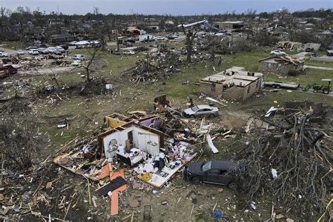 Tornado rips off rooftops, flips cars in Little Rock, Ark.