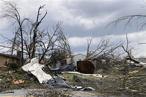 Tornadoes slam Arkansas, shredding rooftops and tossing cars