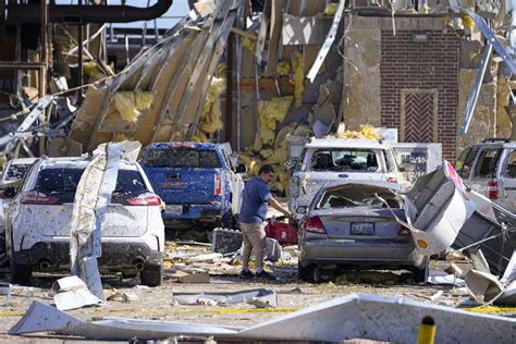 Tornadoes strike Arkansas, Illinois; 4 dead, dozens injured