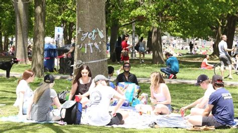 Toronto council votes on motion to allow alcohol consumption in some parks this summer