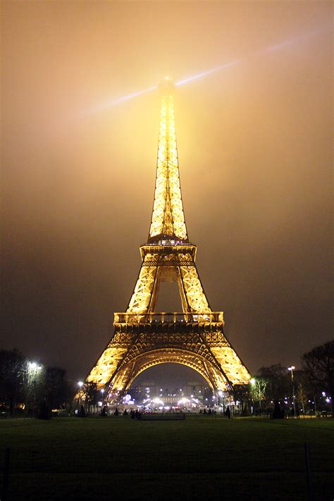 Proceso de la construcción de la Torre Eiffel en Francia y un poco de historia.Francia: http://www.youtube.com/watch?v=RFRgt2C0c5Y.
