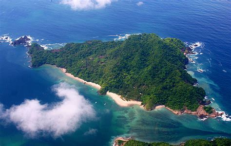 Tortuga island costa rica. Tortuga Island is located in the gulf of Nicoya surrounded by white sand beaches and blue waters. This full day tour include lunch, snorkel, fruits.. 