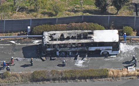 Tour bus catches fire on southwest Japan expressway ... - 毎日新聞