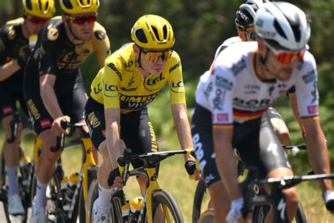 Tour de france current standings. Two months later than expected, the 2020 Tour de France rolled into Paris, with Tadej Pogačar, who turns 22 years old on September 21, wearing the yellow jersey. ... Full Tour de France Standings ... 