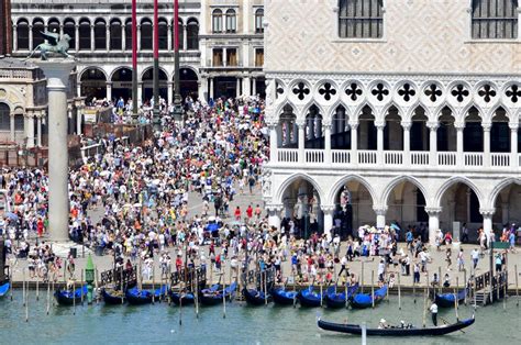 Tourist-flooded Venice OKs test of fee for day-trippers on peak visitor weekends in 2024