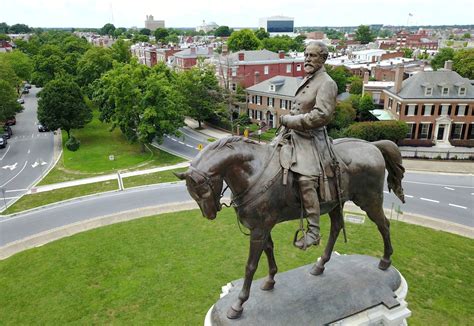 Towering statue of Confederate Gen. Robert E. Lee in Richmond …