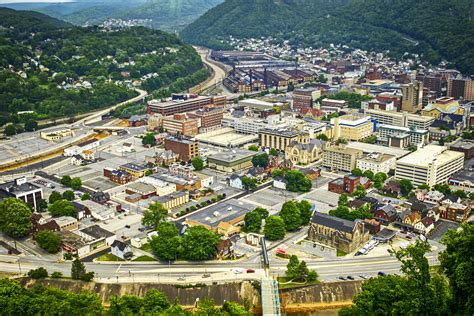Town of johnstown. The name Johnstown was selected in 1790 after a pastor suggested they name the town after Sir William Johnson. [9] In 1792 John Graves Simcoe , the first Lieutenant Governor of Upper Canada, established himself in Johnstown which then became the district’s administrative seat or "capital". [9] 