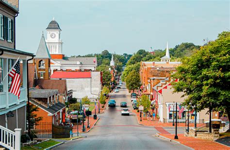 Town of jonesborough. Historic Jonesborough From eclectic shops along the cobblestone streets to the quaint streetlights aligning the sidewalk, Tennessee’s oldest town is packed full of charm. With entertainment around every corner including storytelling, music, theatre, historical tours, museums, award winning golf courses and much more, your experience of … 
