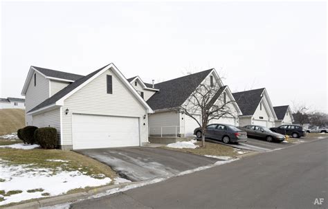 Townhomes in plymouth mn. Find your ideal 3 bedroom apartment in Plymouth. Discover 86 spacious units for rent with modern amenities and a variety of floor plans to fit your lifestyle. 