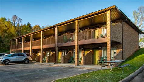 Townsend river breeze inn. When you stay at Townsend River Breeze Inn in Townsend, you'll be near the airport, within a 5-minute drive of Great Smoky Mountains Heritage Center and Townsend … 