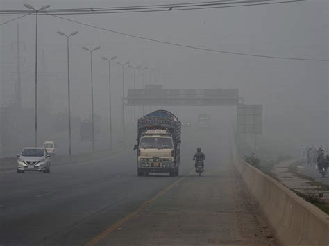 Toxic heavy smog in eastern Pakistan makes tens of thousands sick