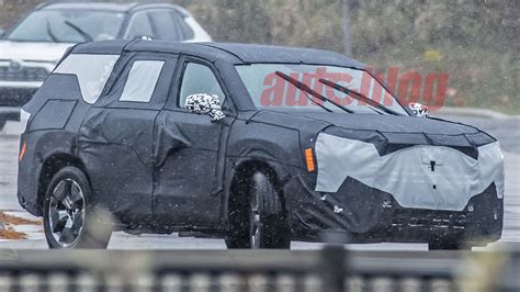 Toyota Grand Highlander spy photos reveal the extra length