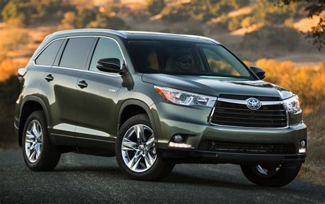 Some SUVs with six-cylinder engines include the Ford Explorer, Jeep Grand Cherokee, Toyota Highlander and Subaru Outback. Many of these SUVs give drivers the choice of a four-cylinder or six-cylinder engine..