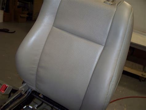 1. Choose a repair kit with colorant that matches the leather. Your best bet is to find a repair kit made by the manufacturer of your car. Otherwise, compare several kits to your upholstery to find the best color match. [1] 2. Clean the seat. Use mild soap and a damp rag to clean the leather.. 