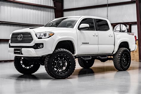 Toyota tacoma white. Jan 22, 2024 ... Navigation | Leather Upholstery | Sunroof | Keyless Ignition | Aries Running Boards | Wireless Smartphone Charging | Unleash the power and ... 