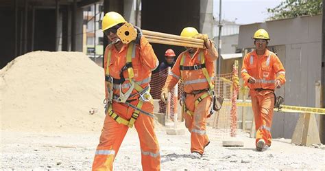 Ayudante de construcción: Los ayudantes de construcción desempeñan un papel fundamental en el sitio de trabajo. Sus responsabilidades pueden incluir cargar y ....