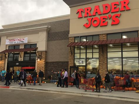 Tradee joes. Trader Joe's is one of the most popular grocery store chains in the US. We consulted food blogs, online reviews, and social media to find the best and worst … 